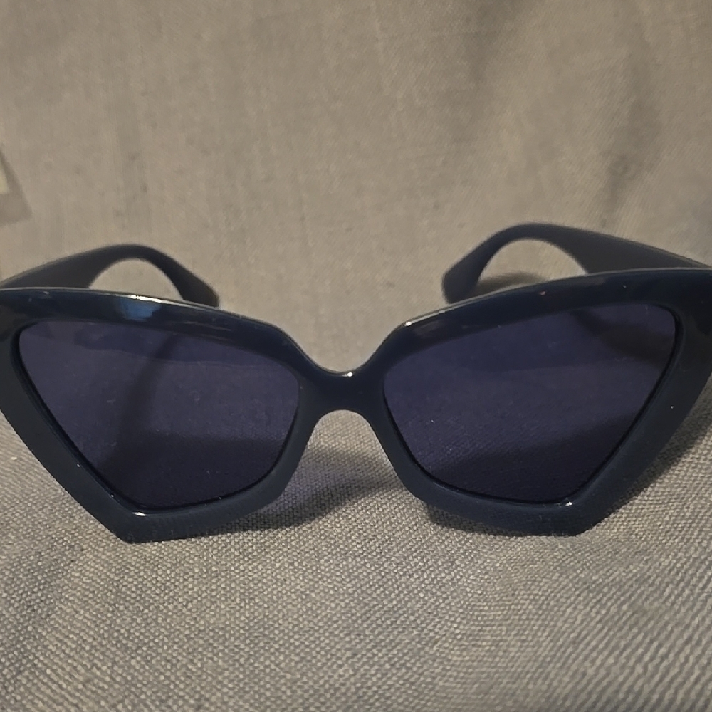 Stylish Black Cat-Eye Sunglasses